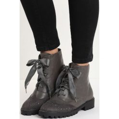 Szare Botki I'm Fancy. Szare buty zimowe damskie Born2be, na płaskiej podeszwie. Za 89,99 zł.