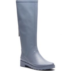 Kalosze STUART WEITZMAN - Griffin ZO12775 Dovetail Ottawa. Niebieskie kalosze damskie Stuart Weitzman, na imprezę, ze skóry ekologicznej, klasyczne, bez obcasa, bez zapięcia. W wyprzedaży za 639,00 zł.