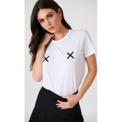 NA-KD Koszulka Double X - White. Białe t-shirty damskie marki NA-KD, z okrągłym kołnierzem. Za 72,95 zł.