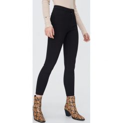 Spodnie skinny fit - Czarny. Czarne spodnie damskie Sinsay, bez wzorów. Za 39,99 zł.