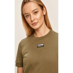 Adidas Originals - T-shirt. Zielone topy damskie adidas Originals, bez wzorów, z bawełny, z okrągłym kołnierzem. W wyprzedaży za 99,90 zł.