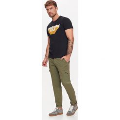 T-SHIRT MĘSKI Z NADRUKIEM. Czarne t-shirty męskie Top Secret, na zimę, xl, z nadrukiem, z bawełny, bez kołnierzyka, krótkie. W wyprzedaży za 9,99 zł.