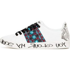 Desigual tenisówki damskie Shoes Cosmic Exotic Tro 39 białe. Białe trampki i tenisówki damskie Desigual, z napisami, bez zapięcia. W wyprzedaży za 245,00 zł.