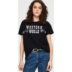 T-shirt z aplikacją - Czarny. Białe t-shirty damskie marki Sinsay, l, z napisami. Za 24,99 zł.