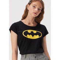T-shirt z nadrukiem Batman - Czarny. Czarne t-shirty damskie Sinsay, s, z nadrukiem, bez kołnierzyka. Za 24,99 zł.