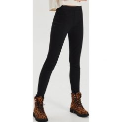 Jegginsy skinny - Czarny. Czarne jeansy damskie Cropp. Za 59,99 zł.