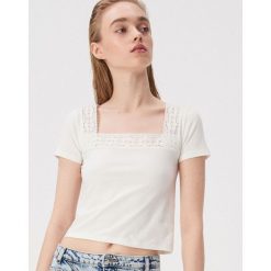 Crop top z koronkowym dekoltem - Kremowy. Białe topy damskie Sinsay, s, bez wzorów, z koronki, bez kołnierzyka. Za 24,99 zł.