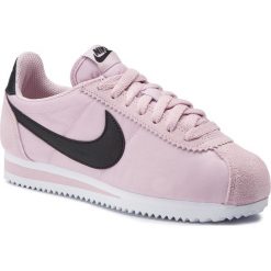 Buty NIKE - Classic Cortez Nylon 749864 502 Plum Chalk/Black/White. Różowe buty sportowe damskie Nike, bez wzorów, ze skóry, bez obcasa, na płaskiej podeszwie, bez zapięcia. W wyprzedaży za 299,00 zł.