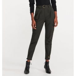 Spodnie cargo z paskiem - Khaki. Brązowe spodnie damskie Reserved. Za 99,99 zł.