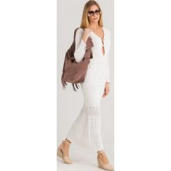 SUKIENKA ANGELINE Guess. Białe sukienki damskie Guess, na imprezę, s, z aplikacjami, z dzianiny, bez kołnierzyka, bez rękawów, maxi, dopasowane. Za 475,30 zł.