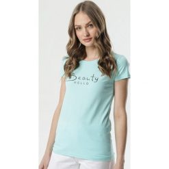 Jasnoniebieski T-shirt Consolata. Niebieskie bluzki damskie Born2be, s, z napisami, klasyczne, z okrągłym kołnierzem. Za 39,99 zł.