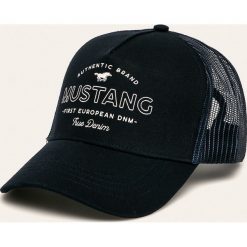 Mustang - Czapka. Niebieskie czapki męskie Mustang, z nadrukiem, z bawełny. W wyprzedaży za 59,90 zł.