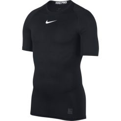 Koszulka Nike PRO (838091-010). Czarne koszulki męskie Nike, m, bez wzorów, z elastanu, bez kołnierzyka, z krótkim rękawem, krótkie, na fitness i siłownię. Za 94,99 zł.