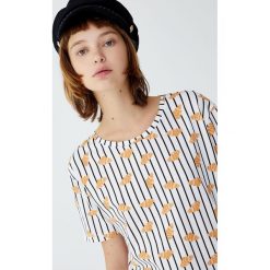 Koszulka w paski i croissanty. Białe koszulki damskie marki Pull&Bear, w paski, bez kołnierzyka, z krótkim rękawem. Za 29,90 zł.