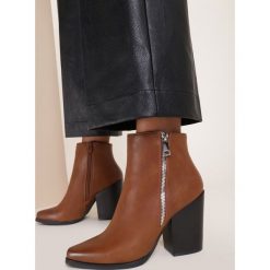 Camelowe Botki Harellia. Brązowe botki damskie Renee, bez obcasa, na obcasie, bez zapięcia. Za 129,99 zł.
