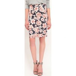 Spódnica regularna damska w kwiaty. Szare spódniczki damskie Top Secret, w kwiaty, z dzianiny, eleganckie, dopasowane. W wyprzedaży za 49,99 zł.