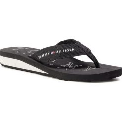 Japonki TOMMY HILFIGER - Flag Wedge Flip Flop FW0FW05276 Black BDS. Czarne klapki damskie TOMMY HILFIGER, bez wzorów, z tworzywa sztucznego, bez obcasa. Za 159,00 zł.