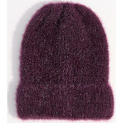 Czapka beanie z połyskującym włosiem - Bordowy. Czerwone czapki zimowe damskie Mohito. Za 39,99 zł.