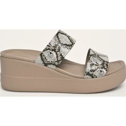 Crocs - Klapki. Czarne koturny damskie Crocs, bez wzorów, z gumy, bez obcasa, na obcasie. Za 269,90 zł.