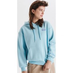Bluza hoodie z napisem - Niebieski. Niebieskie bluzy damskie marki Cropp, s, z napisami, bez rękawów, bez kaptura. Za 79,99 zł.