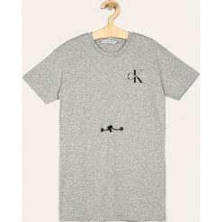 Calvin Klein Jeans - Sukienka dziecięca 116-176 cm. Szare sukienki dziewczęce Calvin Klein Jeans, z nadrukiem, z elastanu, casualowe, z krótkim rękawem, krótkie, mini, proste. Za 299,90 zł.