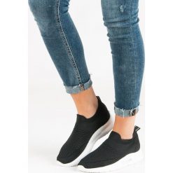 TEKSTYLNE OBUWIE SPORTOWE. Czarne buty sportowe damskie Merg, bez wzorów, bez zapięcia. Za 79,90 zł.