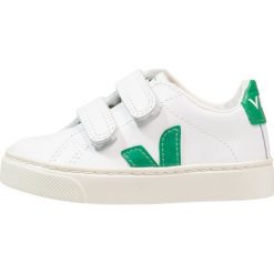 Veja ESPLAR SMALL VELCRO Tenisówki i Trampki extra white/emeraude. Białe trampki męskie marki Veja, ze skóry. Za 299,00 zł.