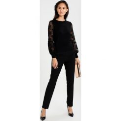 Swetry klasyczne damskie: Navy London ERIKA Sweter black