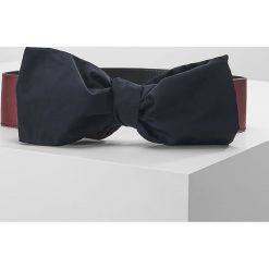 Jil Sander Navy BOW BELT Pasek cherrie red. Czerwone paski damskie marki Jil Sander Navy, w paski, ze skóry. W wyprzedaży za 401,40 zł.