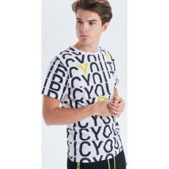 Koszulka z kieszenią Futuristic Youth - Biały. Białe koszulki męskie Cropp, s, bez wzorów, bez kołnierzyka, bez rękawów. Za 39,99 zł.
