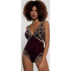 Body Lianne. Różowe body damskie Dorina, w koronkowe wzory, z koronki. Za 96,99 zł.