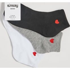 Skarpetki z haftowanym sercem - Wielobarwny. Skarpetki damskie Sinsay, z haftami. Za 9,99 zł.