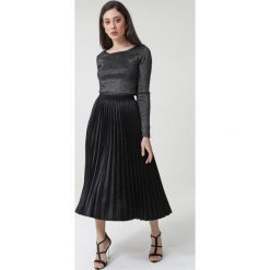 Czarna Spódnica Hennah. Czarne spódniczki damskie Born2be, s, bez wzorów, z materiału, retro, midi. Za 139,99 zł.