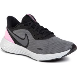 Buty NIKE - Revolution 5 BQ3207 004 Black/Psychic Pink/Dark Grey. Szare buty sportowe damskie Nike, bez wzorów, z tworzywa sztucznego, sportowe, do biegania, nike revolution. W wyprzedaży za 219,00 zł.