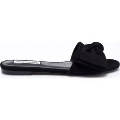 Steve Madden - Klapki Truesdale. Czarne klapki damskie Steve Madden, bez wzorów, ze skóry, bez obcasa, na płaskiej podeszwie. W wyprzedaży za 239,90 zł.