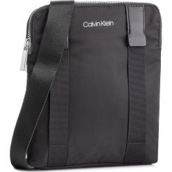 Saszetka CALVIN KLEIN - Braced Flat Crossover K50K504281 001. Czarne torby męskie skórzane Calvin Klein, bez wzorów, ze skóry ekologicznej, młodzieżowe. W wyprzedaży za 279,00 zł.