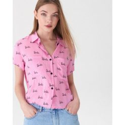 Koszula Barbie - Różowy. Różowe koszule damskie House, s, bez wzorów, bez kołnierzyka, bez rękawów. W wyprzedaży za 29,99 zł.