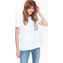 BIAŁY T-SHIRT Z CEKINOWĄ KIESZENIĄ. Białe t-shirty damskie Top Secret. Za 39,99 zł.
