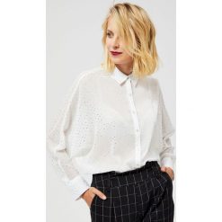 Koszula typu oversize z metalicznym nadrukiem. Białe koszule damskie Moodo, xl, z nadrukiem, z poliesteru, bez kołnierzyka, bez rękawów. Za 49,99 zł.