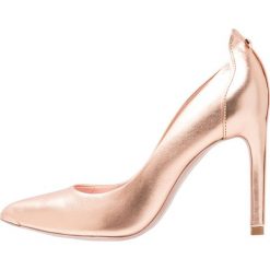 Ted Baker MELISSA Szpilki rose gold. Różowe czółenka damskie na sylwestra Ted Baker, bez wzorów, ze skóry, bez obcasa, na szpilce, bez zapięcia. W wyprzedaży za 629,25 zł.