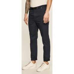 Calvin Klein - Spodnie. Niebieskie spodnie męskie Calvin Klein, na co dzień, bez wzorów, z bawełny. W wyprzedaży za 269,90 zł.