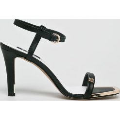 Dkny - Sandały. Czarne sandały damskie DKNY, bez wzorów, ze skóry, bez obcasa, na obcasie, na klamry. W wyprzedaży za 399,90 zł.