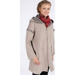 Płaszcz materiałowy - 18-1903 BEIGE. Brązowe płaszcze damskie Unisono, na jesień, s, z aplikacjami, z poliesteru, długie. Za 159,00 zł.