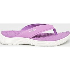 Crocs - Japonki. Różowe klapki damskie Crocs, bez wzorów, ze skóry, bez obcasa, na obcasie. W wyprzedaży za 139,90 zł.