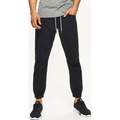 Joggery z kolekcji BASIC - Czarny. Czarne spodnie męskie Cropp, m, bez wzorów. Za 99,99 zł.