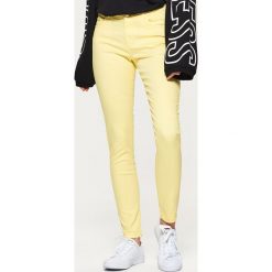 Spodnie high waist skinny - Żółty. Żółte rurki damskie marki Cropp, z podwyższonym stanem. W wyprzedaży za 39,99 zł.
