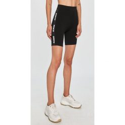 Guess Jeans - Szorty. Czarne szorty damskie Guess Jeans, s, z nadrukiem, z elastanu, casualowe. Za 169,90 zł.