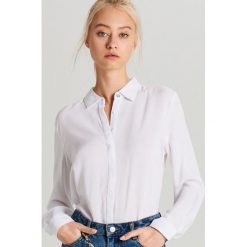 Klasyczna koszula z wiskozy - Biały. Białe koszule damskie Cropp, s, bez wzorów, z wiskozy, klasyczne, z klasycznym kołnierzykiem, bez rękawów. Za 49,99 zł.