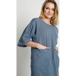 Luźna tunika z kieszeniami na przodzie RABARBAR. Niebieskie bluzki damskie RABARBAR, na co dzień, na lato, l, bez wzorów, z bawełny, bez kołnierzyka, bez rękawów. W wyprzedaży za 96,00 zł.