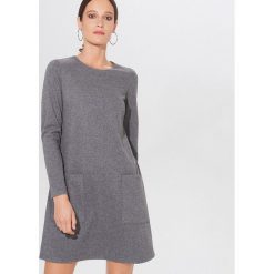 Dzianinowa mini sukienka - Szary. Szare sukienki damskie Mohito, s, bez wzorów, z dzianiny, bez kołnierzyka, bez rękawów, mini. Za 119,99 zł.